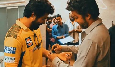 சிவகார்த்திகேயனுக்கு விஜய் அளித்த  காஸ்ட்லி வாட்ச்!