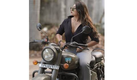 புல்லட்டில் கெத்தாக போஸ் கொடுத்த ப்ரீத்தி ஷர்மா