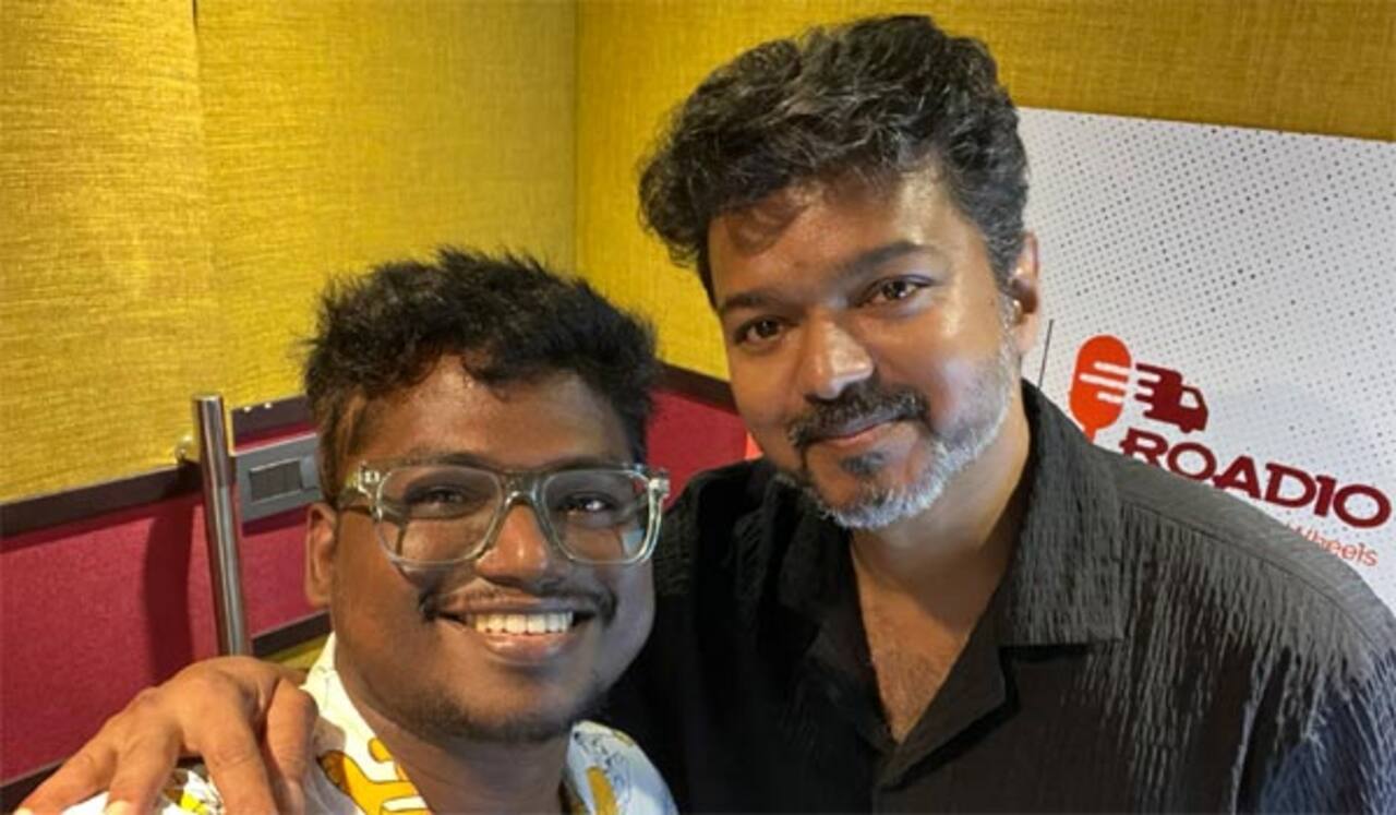 கட்சியின் கொள்கை பாடல்; தெருக்குரல் அறிவுக்கு ஊக்கம் தந்த விஜய்