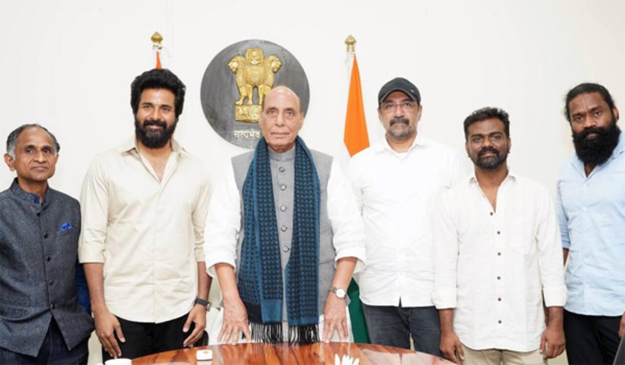 மத்திய அமைச்சர் ராஜ்நாத் சிங்கை சந்தித்து வாழ்த்து பெற்ற அமரன் படக்குழுவினர்