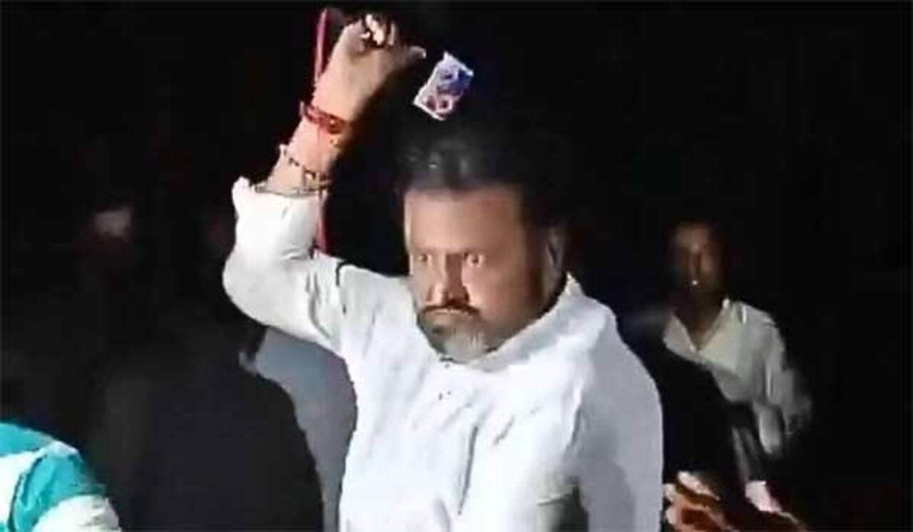 நிருபரின் மைக்கைப் பிடுங்கி அடித்த மோகன் பாபு