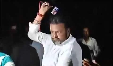 நிருபரின் மைக்கைப் பிடுங்கி அடித்த மோகன் பாபு