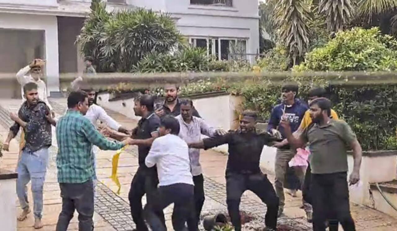 அல்லு அர்ஜுன் வீடு மீது கல்வீசி தாக்குதல்