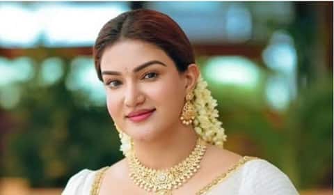 கேரளாவில் சிஸ்டம் சரியா இருக்கு ; முதல்வரின் நடவடிக்கையை தொடர்ந்து ஹனிரோஸ் பாராட்டு