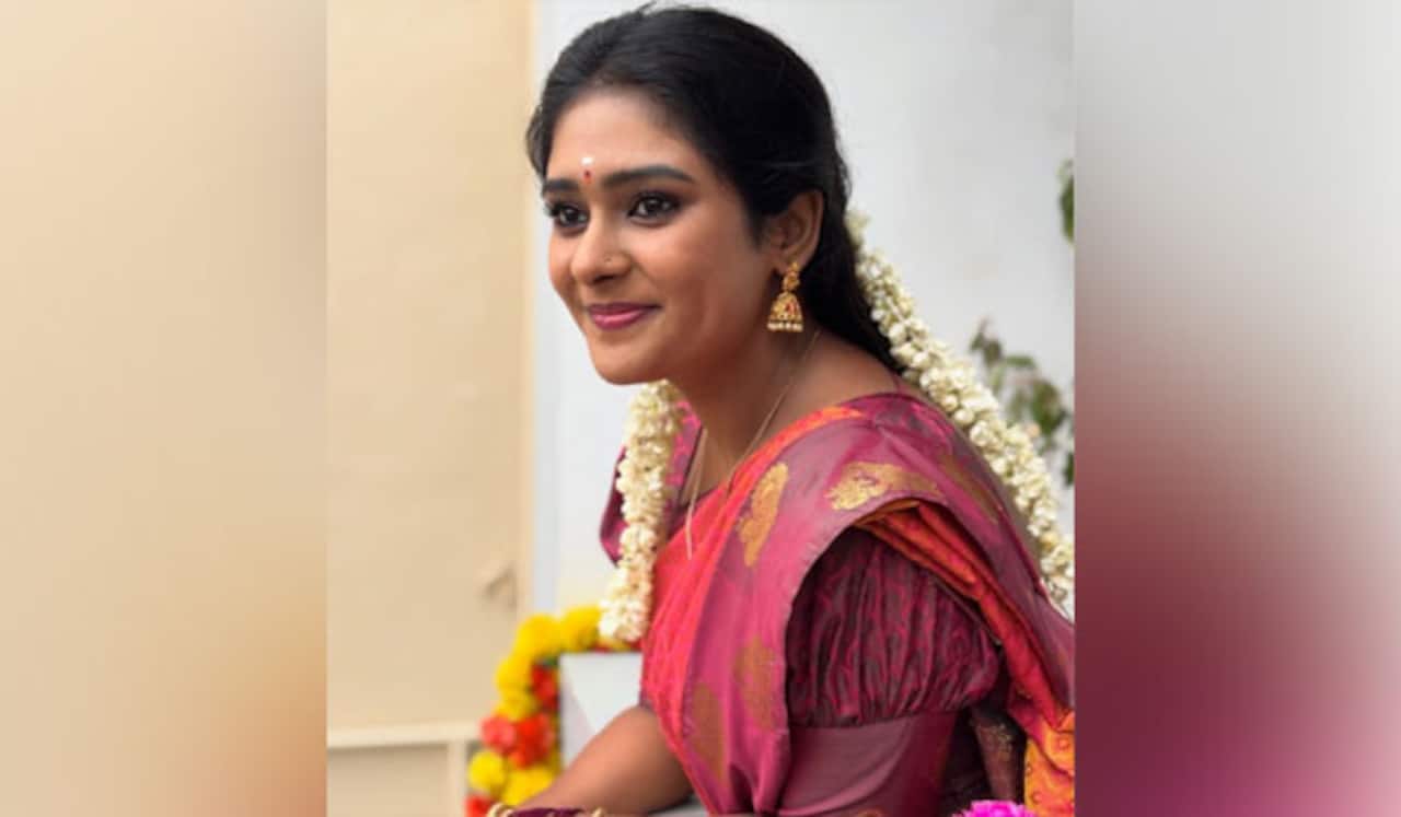 புன்னகை பூவே சீரியலை விட்டு விலகிய சைத்ரா