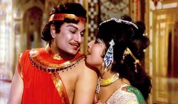பிளாஷ்பேக்: ஜெய்ப்பூர் அரண்மனையில் ஜெயித்துக் காட்டிய எம் ஜி ஆரின் “அடிமைப் பெண்”
