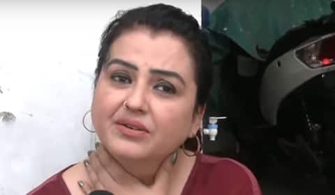என் ஹார்ட் டிஸ்கை தாங்க.... : பெப்சி அலுவலகம் முன்பு நடிகை சோனா திடீர் போராட்டம்