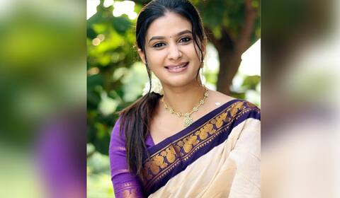 பத்த வைக்கும் பார்வைக்காரி வைஷ்ணவி