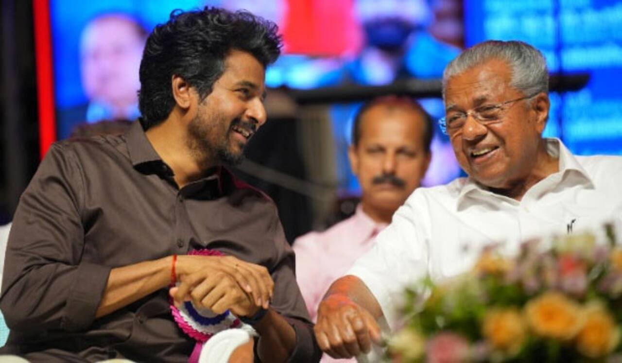 கேரள முதல்வரின் சொந்த ஊர் கலைநிகழ்ச்சியில் கலந்து கொண்ட சிவகார்த்திகேயன்