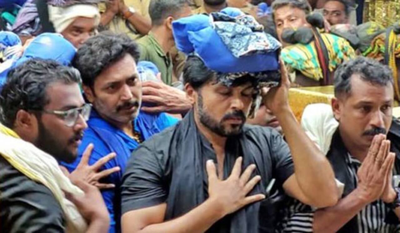 இருமுடி கட்டி சபரிமலை சென்ற நடிகர்கள் கார்த்தி, ரவி மோகன்