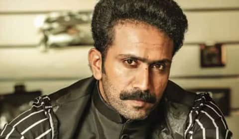 நள்ளிரவில் கேரள போலீசாரிடம் ஹோட்டலில் இருந்து குதித்து தப்பிய வில்லன் நடிகர்