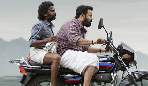 தொடரும் பட போஸ்டர் மூலம் ஹெல்மெட் விழிப்புணர்வு ; போலீஸுக்கே பூமராங் ஆக திரும்பிய கருத்துக்கள்