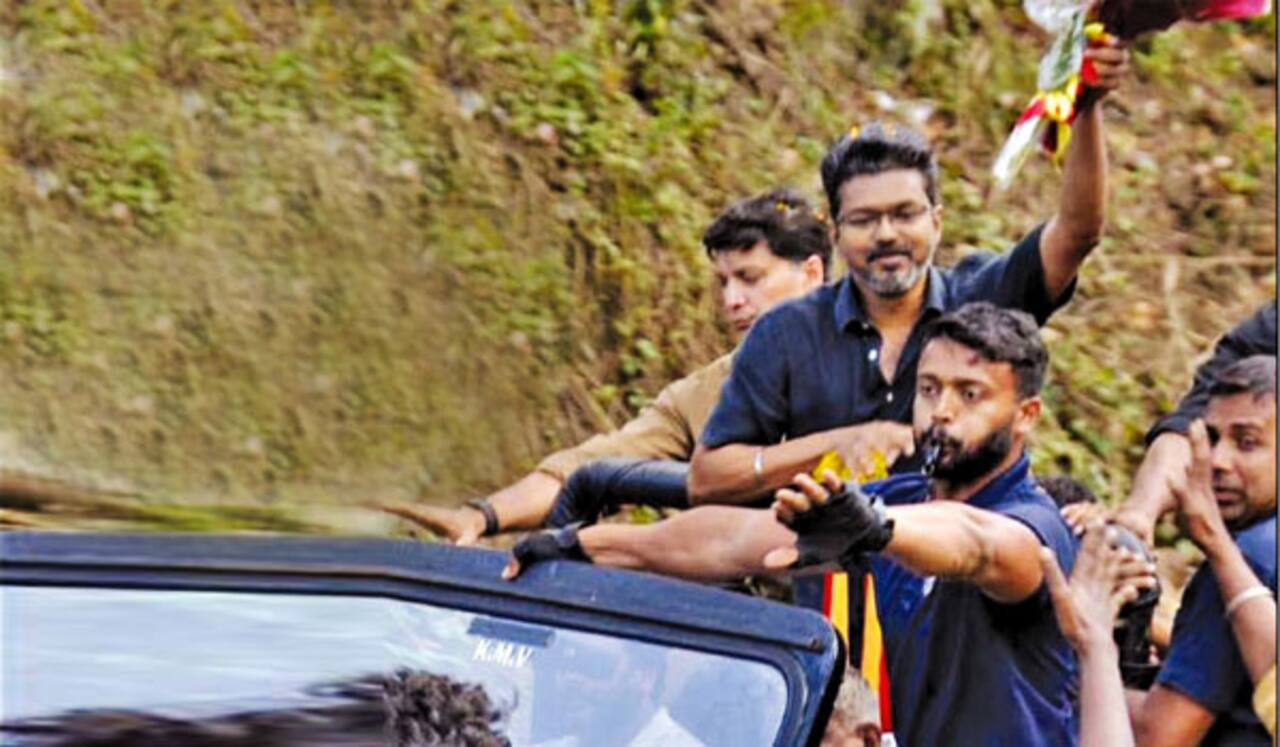 ஜனநாயகனுக்காக 6 கிலோ மீட்டர் மலையில் நடந்த விஜய்