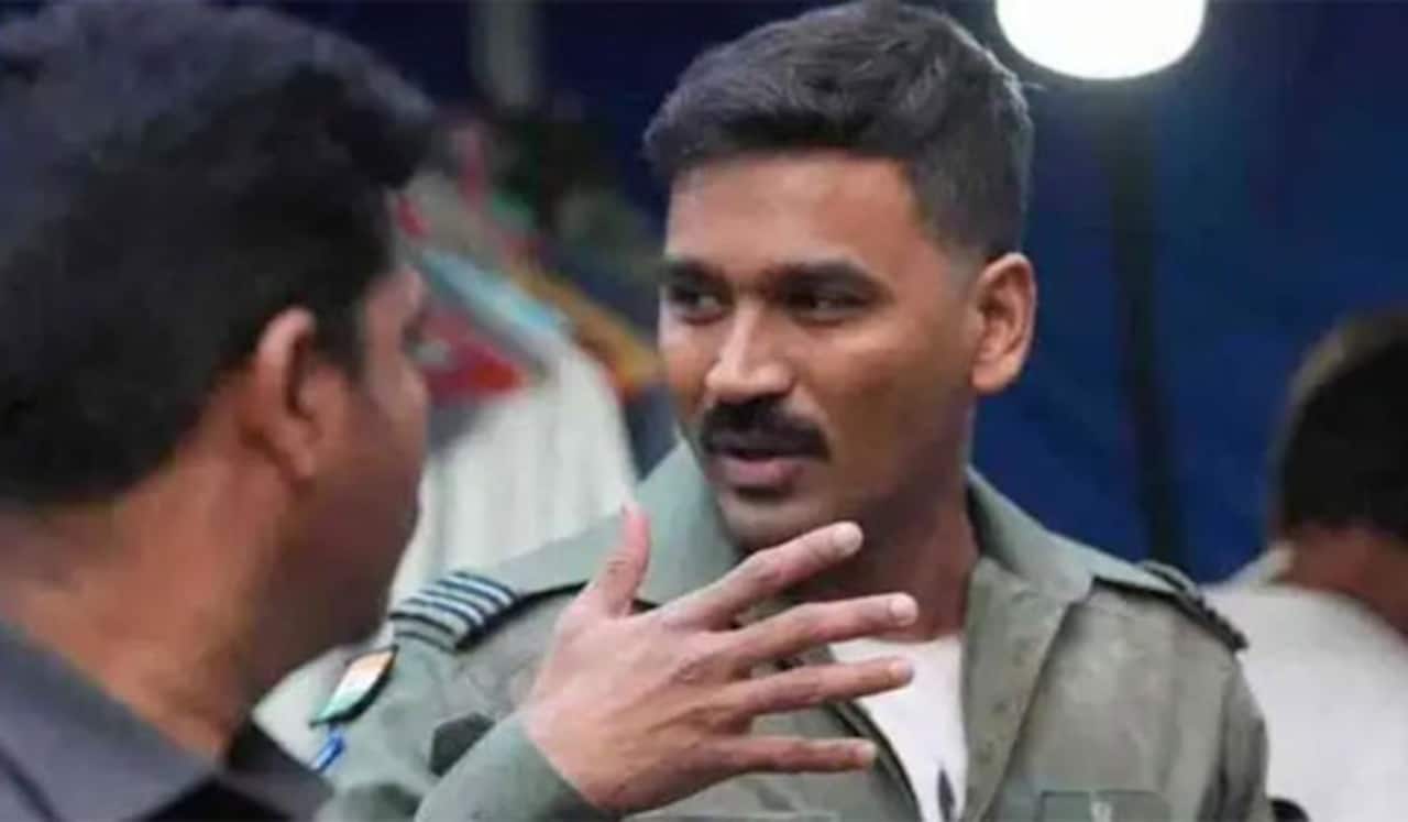 விமானப்படை அதிகாரி தோற்றத்தில் தனுஷ்
