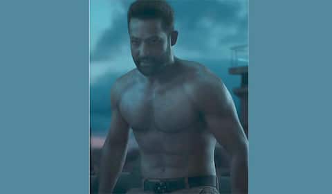 வார் 2  படத்திற்காக மீண்டும் சிக்ஸ்பேக்கிற்கு மாறிய ஜூனியர் என்டிஆர்