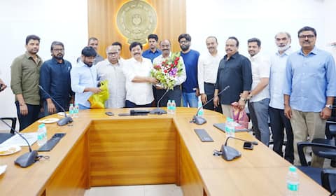 நீடிக்கும் ஸ்டிரைக் - அமைச்சர்களை சந்தித்த தெலுங்கு தயாரிப்பாளர்கள்