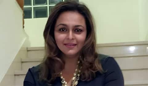 மகேஷ்பாபு உறவு நடிகையின் கார் மீது பஸ் மோதல் : அதிர்ஷ்டவசமாக காயமின்றி தப்பினார்