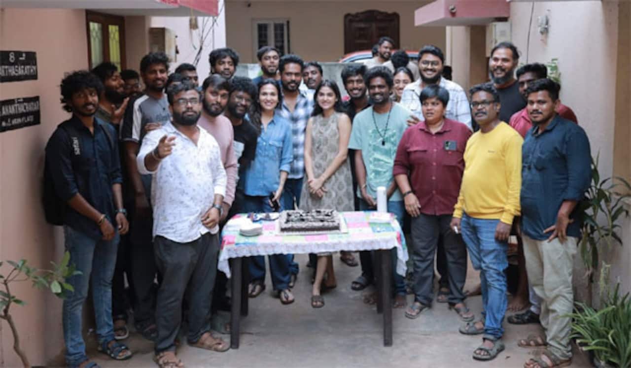 தன் முதல் தமிழ் படக்குழுவினருடன் பிறந்தநாளை கொண்டாடிய அனஸ்வரா ராஜன்