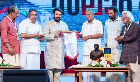 பிரம்மாண்ட விழா நடத்தி மோகன்லாலை கவுரவித்த கேரள அரசு