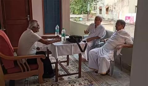ரஜினி திடீர் இமயமலை பயணம் : பத்ரிநாத் கோயிலில் சாமி தரிசனம்