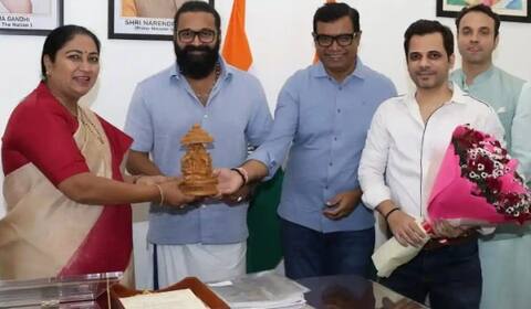 டில்லி முதல்வரை சந்தித்த காந்தாரா சாப்டர் 1 படக்குழு