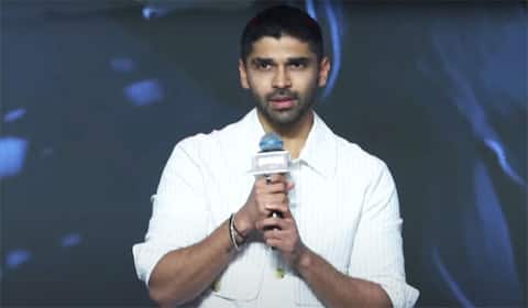 நடிப்பில் விக்ரமை வெல்ல தொடர்ந்து போராடுவேன்: துருவ் விக்ரம்