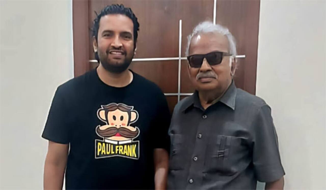 பிரபல எழுத்தாளர் உடன் கைகோர்க்கும் சந்தானம்