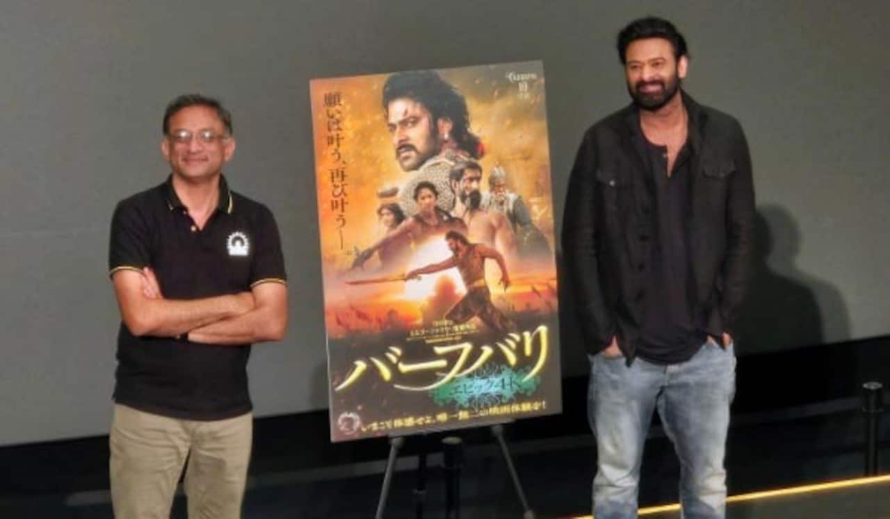 ஜப்பானில் ரசிகர்களுடன் பாகுபலி தி எபிக் படத்தை பார்த்து ரசித்த பிரபாஸ்