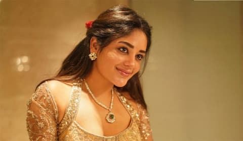 அர்த்தமுள்ள கதைகளை தேடும் தீப்ஷிகா