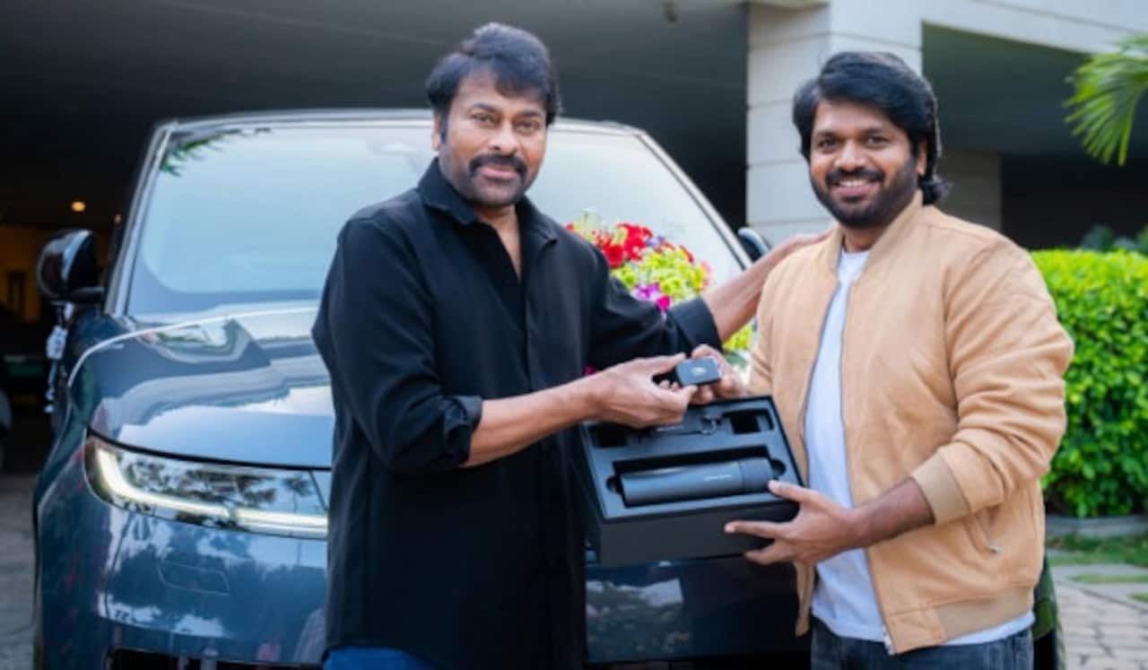 ‛மன சங்கர வர பிரசாத் காரு பட இயக்குனருக்கு கார் பரிசளித்த சிரஞ்சீவி