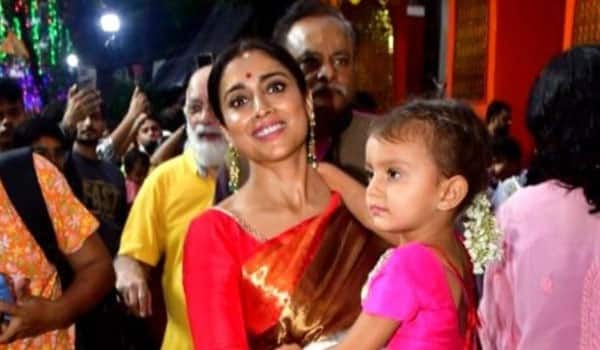 மகளின் பள்ளி விழாவில் பங்கேற்க மேக்கப்பை கலைக்காமல் படப்பிடிப்பிலிருந்து ஓடி வந்த ஸ்ரேயா