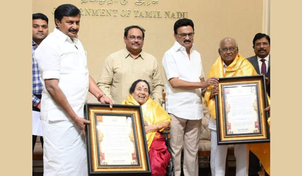 எம்.என். ராஜம், எஸ்.பி. முத்துராமனுக்கு கலைத்துறை வித்தகர் விருது: முதல்வர் வழங்கினார்