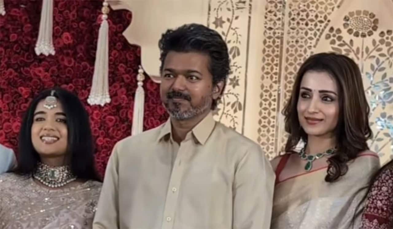 ஒரே காரில்... ஒரே கலரில்...: ஜோடியாக திருமண நிகழ்ச்சியில் பங்கேற்ற விஜய், திரிஷா