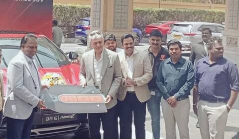 அஜித்துக்கு 30 லட்சம் மதிப்பிலான காரை பரிசளித்த மஹிந்திரா நிறுவனம்!