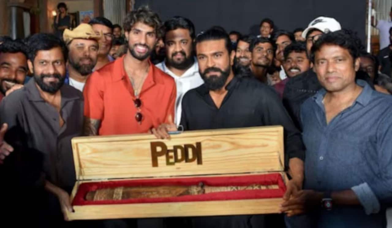 ராம்சரணிடம் கிரிக்கெட் பேட்டில் ஆட்டோகிராப் வாங்கிய திலக் வர்மா