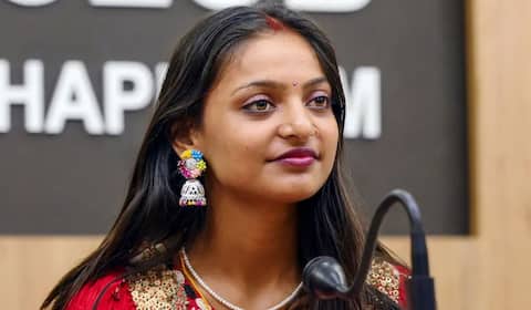 இயக்குனர் மீது கும்பமேளா புகழ் மோனலிசா பாலியல் புகார்