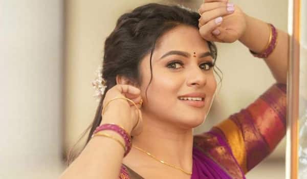 ஆடுகளத்திலிருந்து வெளியேறுகிறார் டெல்னா டேவிஸ்