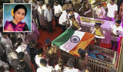 பாடகி ஆஷா போஸ்லே உடல் அரசு மரியாதையுடன் தகனம்