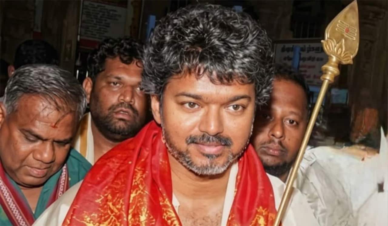 திருச்செந்தூர் கோயிலில் வேல் ஏந்தி விஜய் வழிபாடு : எதிரிகளை வீழ்த்த சத்ரு சம்ஹார யாக பூஜை