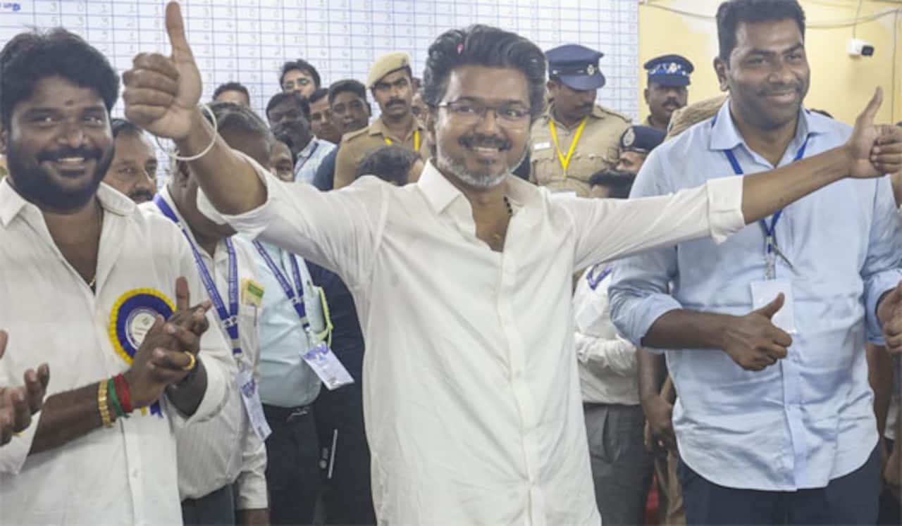 வரலாற்றுச் சிறப்புமிக்க தருணம் : திரையுலகினரின் தொடர் வாழ்த்து மழையில் விஜய்