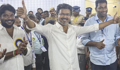 வரலாற்றுச் சிறப்புமிக்க தருணம் : திரையுலகினரின் தொடர் வாழ்த்து மழையில் விஜய்