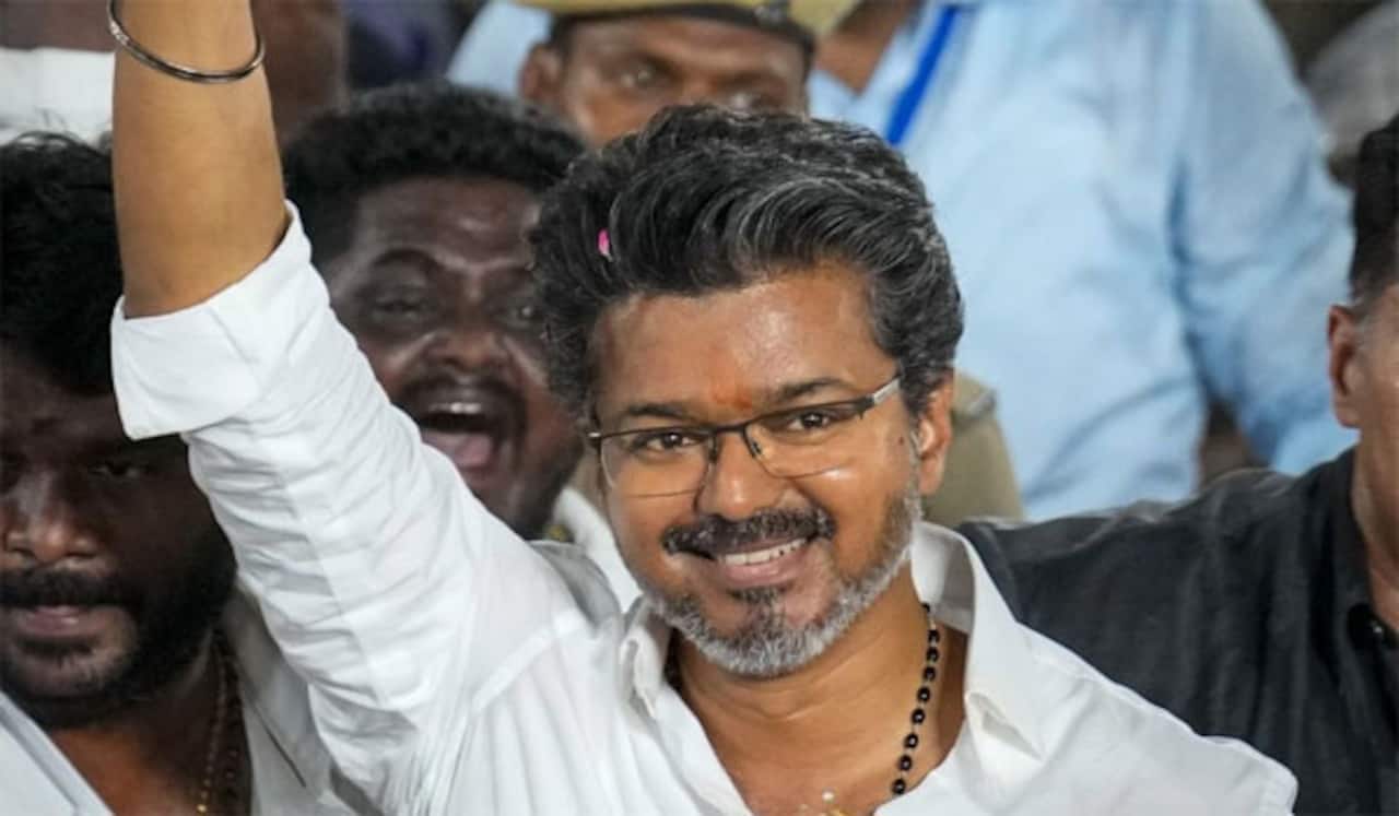 அவசரப்பட்டு வாழ்த்து சொன்ன விஜய் ஆதரவு சினிமா பிரபலங்கள்