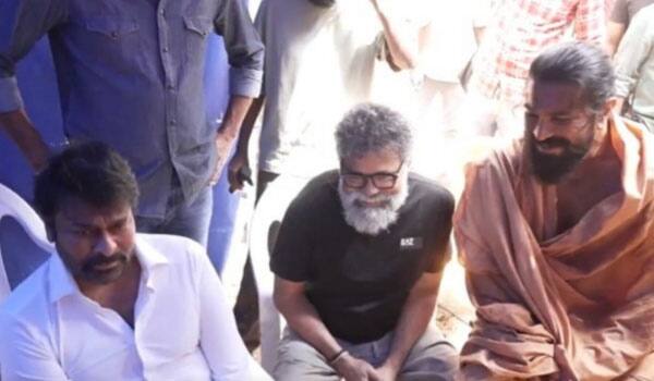 பெத்தி படப்பிடிப்பு தளத்திற்கு இயக்குனர் சுகுமாருடன் விசிட் அடித்த சிரஞ்சீவி