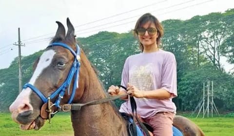 மஞ்சு வாரியரின் அதிகாலை ஸ்கூட்டி பயணமும் குதிரையேற்ற பயிற்சியும்