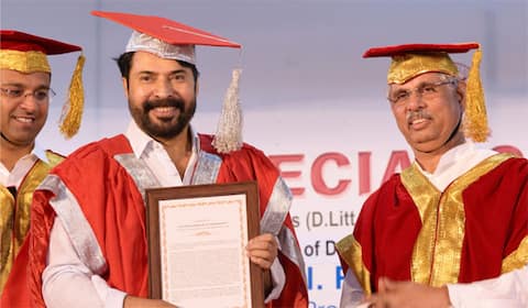 கேரள கவர்னரிடமிருந்து கவுரவ முனைவர் பட்டம் பெற்ற மம்முட்டி