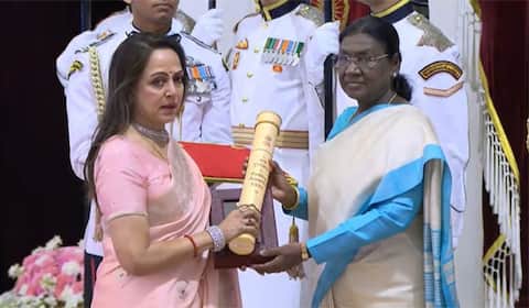 நடிகர் தர்மேந்திராவுக்கு பத்ம விபூஷன் விருது: மனைவி ஹேமமாலினி பெற்றார்