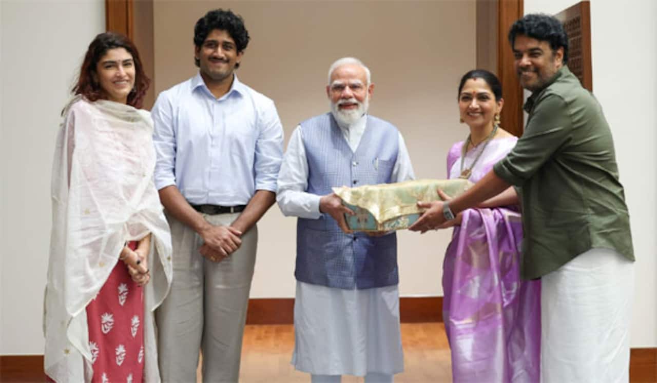 மகளுக்கு திருமணம் : பிரதமருக்கு அழைப்பு விடுத்த குஷ்பு, சுந்தர் சி