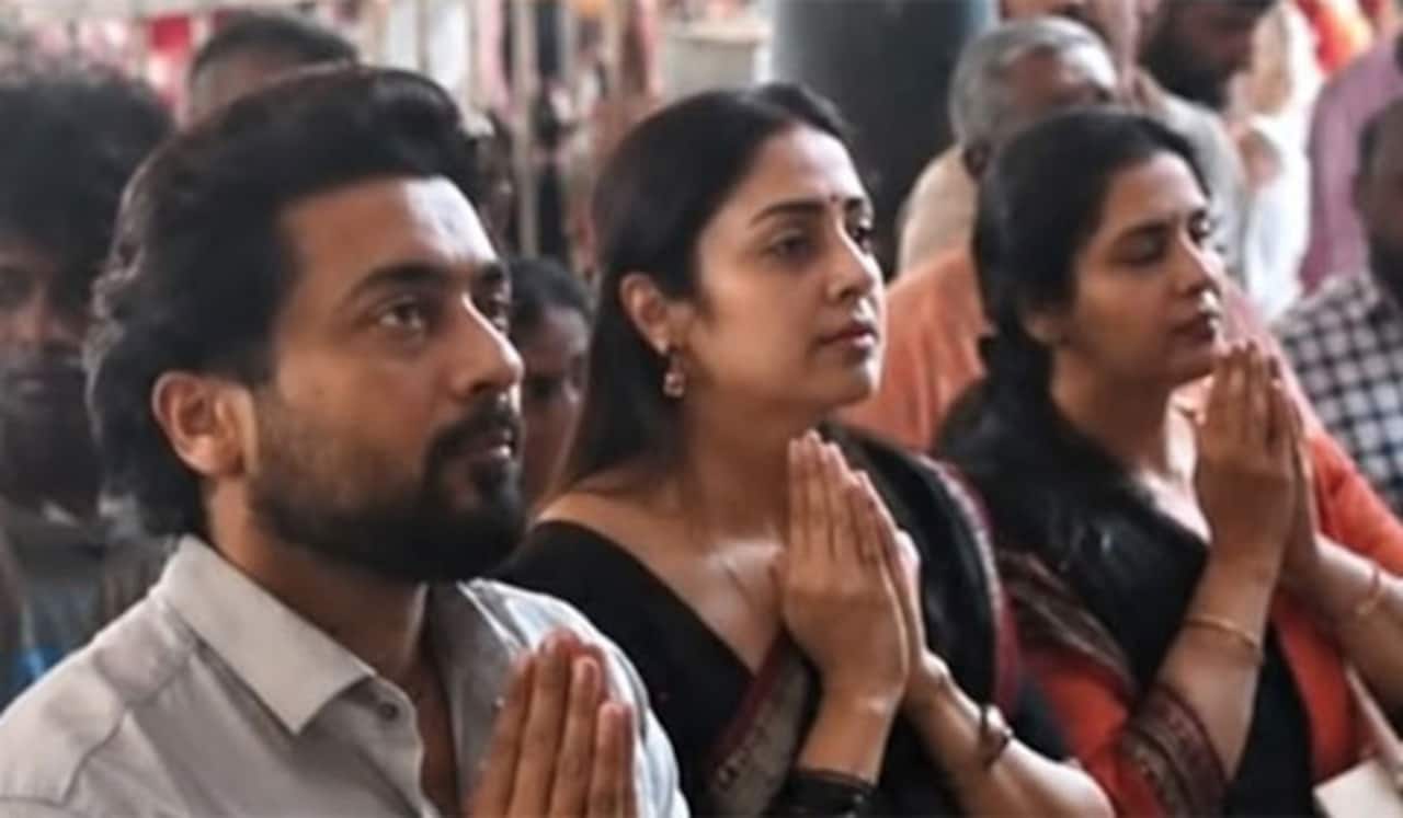 ஜோதிகாவுடன் 18ம் படி கருப்பணசாமியை தரிசனம் செய்த சூர்யா!