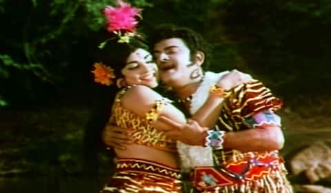 பிளாஷ்பேக்: முதல் பாகம் மலையாளத்தில், 2ம் பாகம் தமிழில்