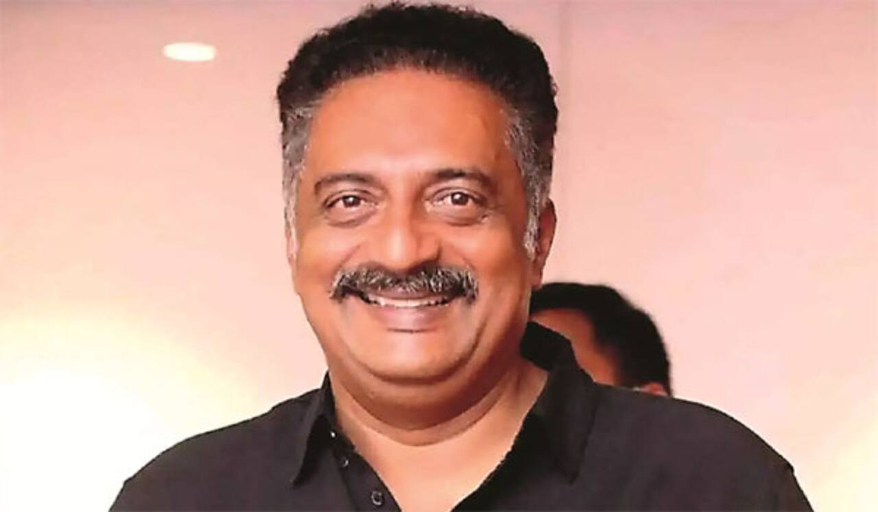 வாக்காளர் அட்டை மோசடி : பிரகாஷ்ராஜிற்கு பிடிவாரண்ட்